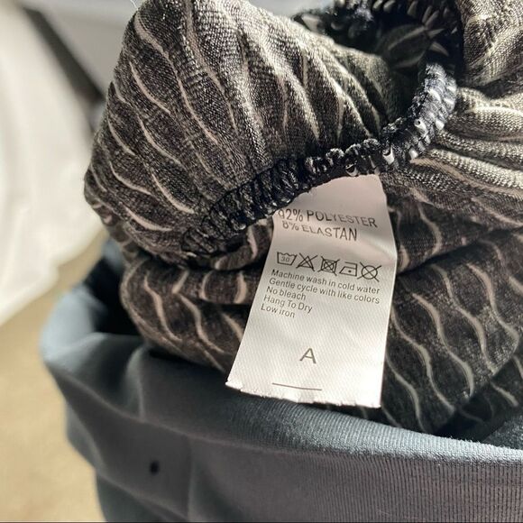 Butt Scrunch Gray Leggings - Picture 5 of 6